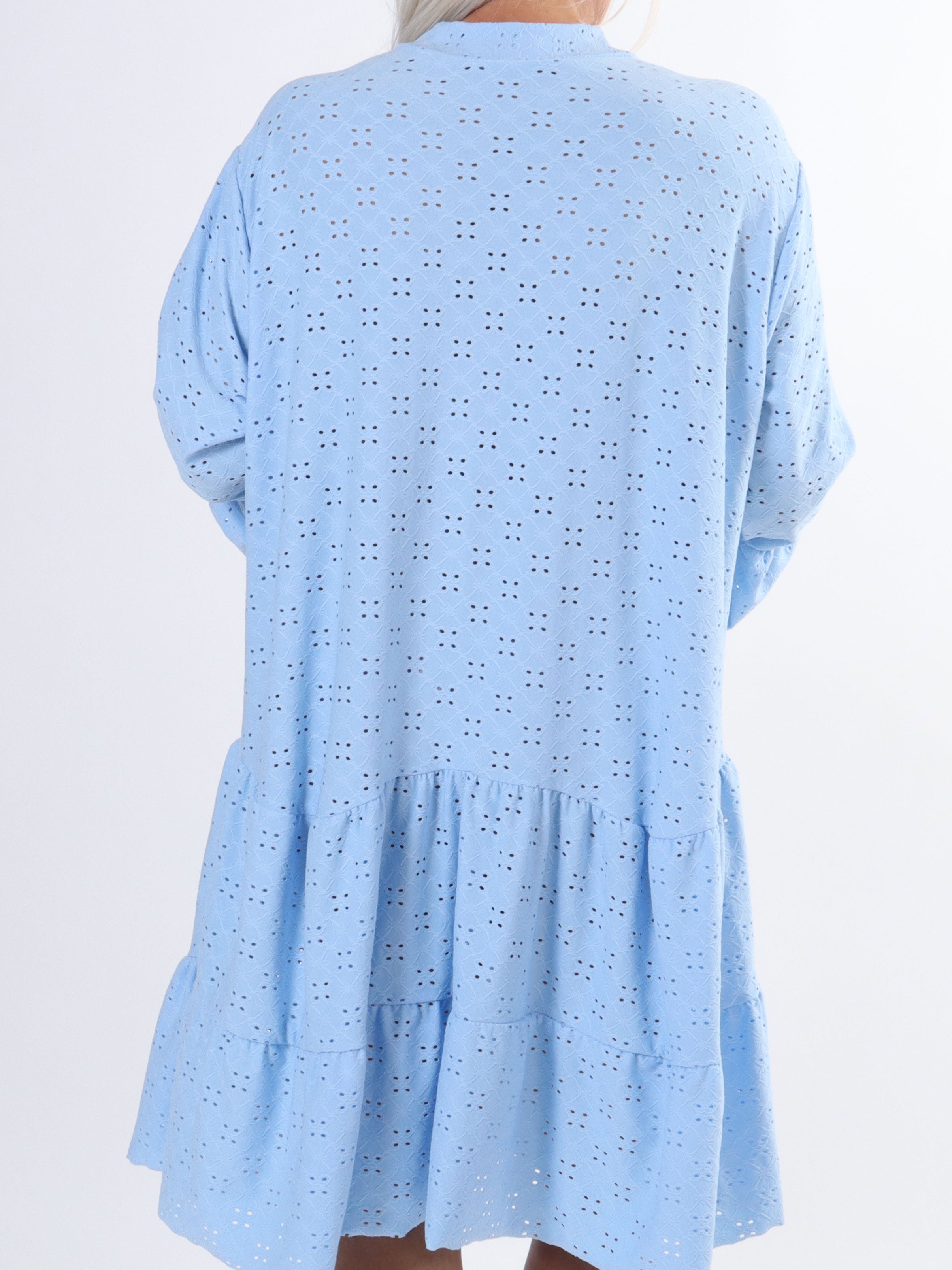 Indiana - Sød elastisk plus size kjole i broderi anglaise